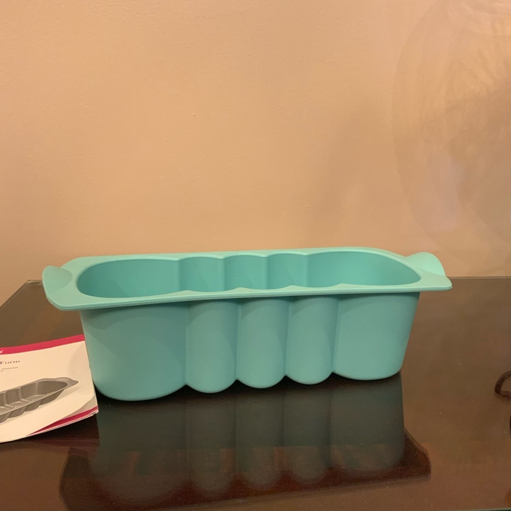 Tupperware Silicone Loaf Pan